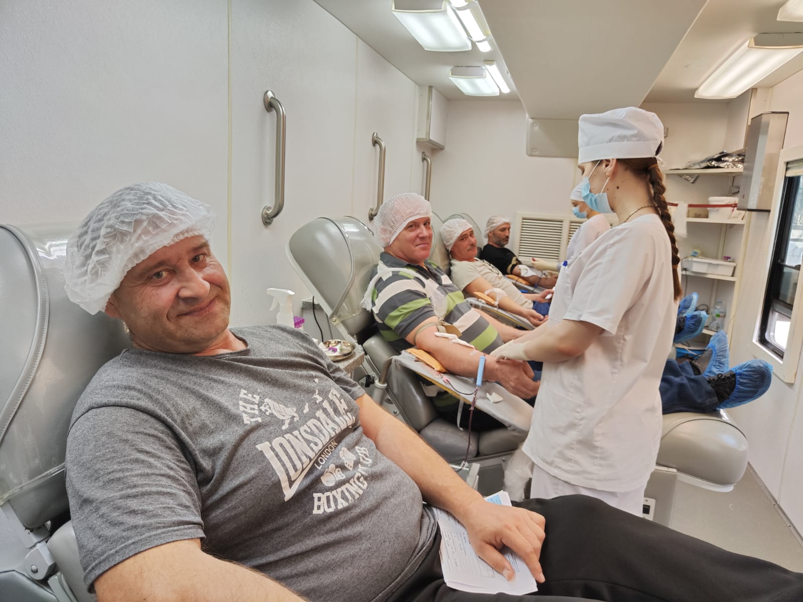 Донор сдаёт кровь